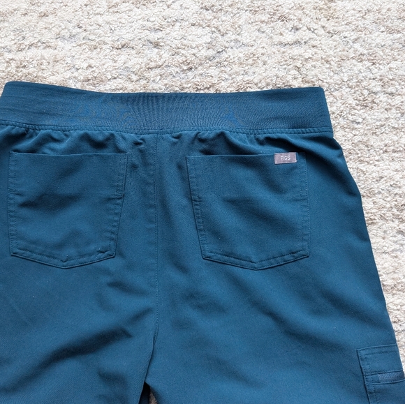 Figs scrubs set Caribbean blue Catarina top Zamora jogger petite - Picture 10 of 14